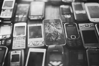 Macbook, celular, mesa corporativa