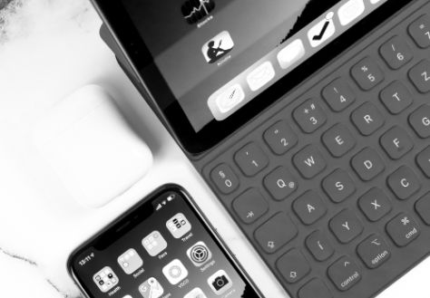 Macbook, celular, mesa corporativa